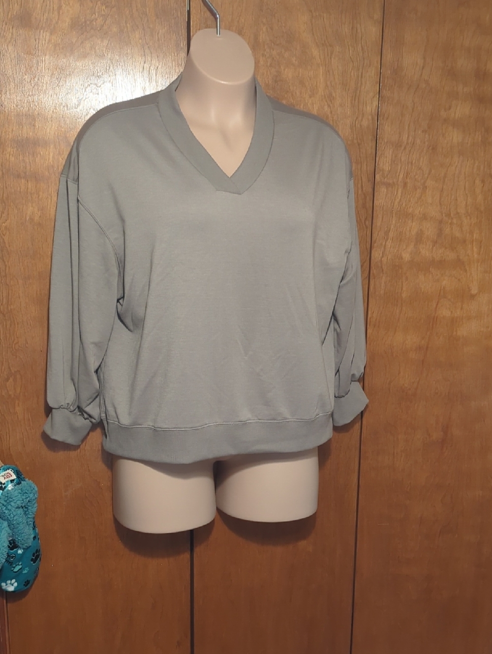 Relaxed V-Neck Pullover Sweater in Taupe